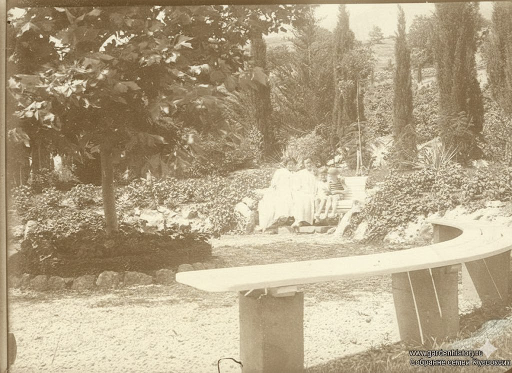 Новый Кучук-Кой. Круглая площадка в парке. Фотография 1910-х годов. Собрание семьи Жуковских
