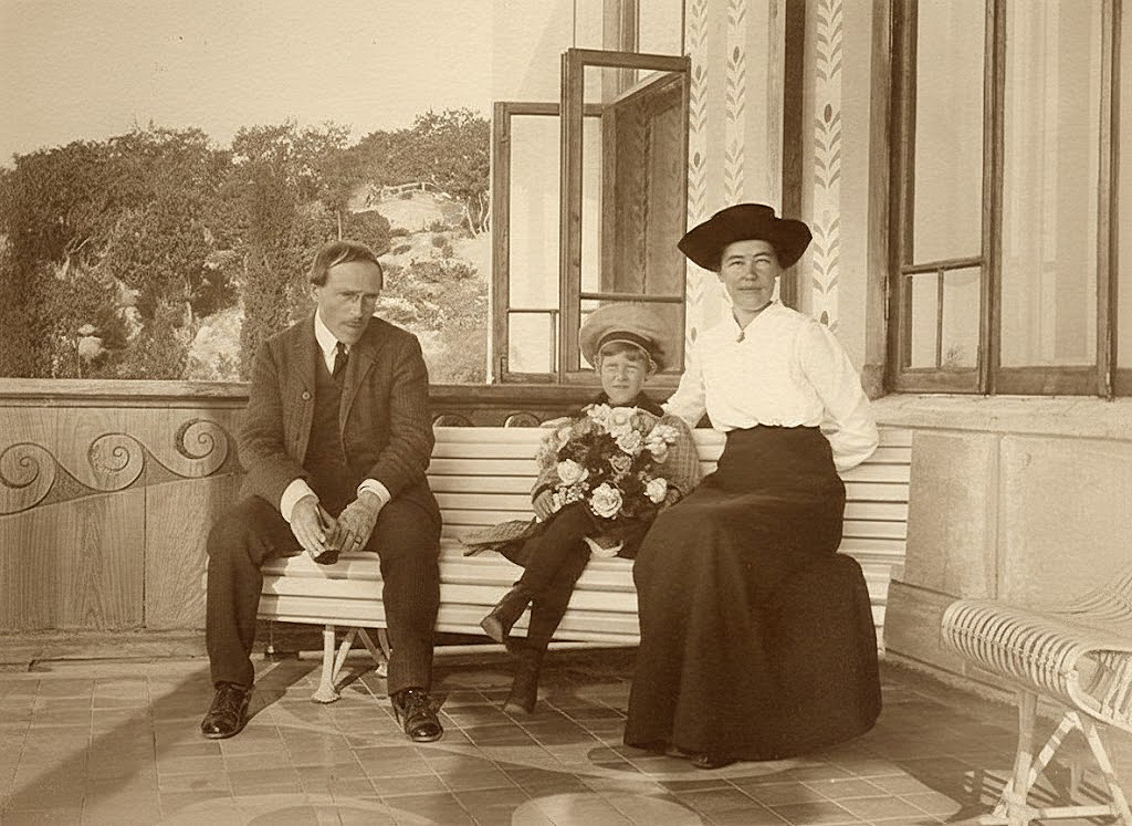 А.Т. Матвеев с Т.Г. и В.А. Мазюкевичами на террасе главного дома в Новом Кучук-Кое.Собрание семьи Жуковских