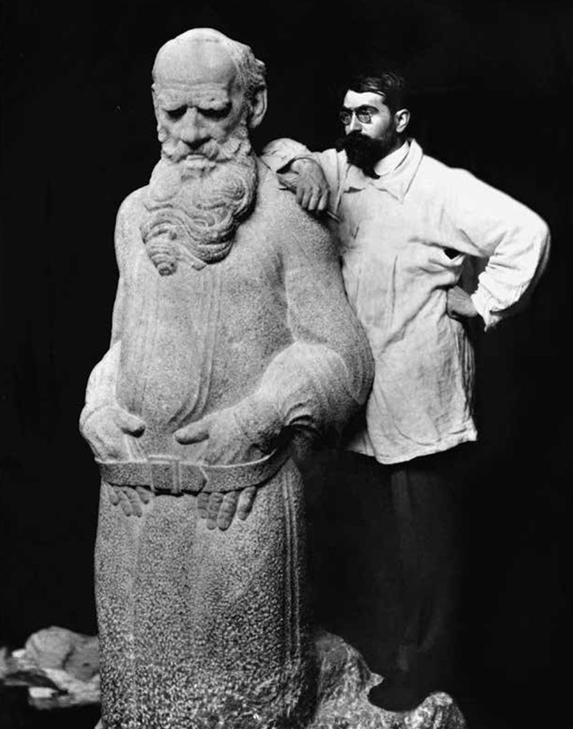 Сергей Меркуров у статуи Л.Н. Толстого, 1913