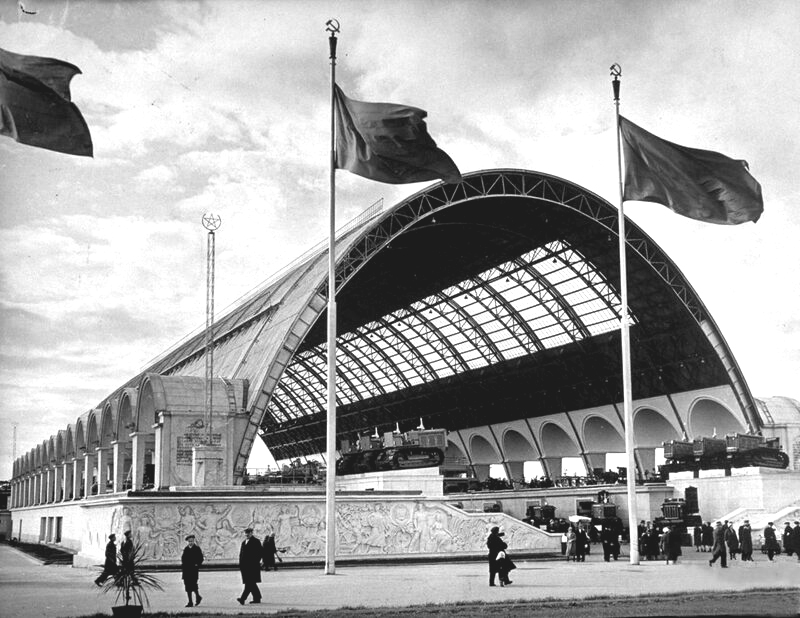 Павильон ''Механизация'' на ВСХВ, 1939. Архитекторы И.Г. Таранов, В.С. Андреев,Н.А. Быкова. Ныне павильон ''Космос'' на ВДНХ.Барельефы - творческий коллектив скульпторов под руководством Сергея Меркурова