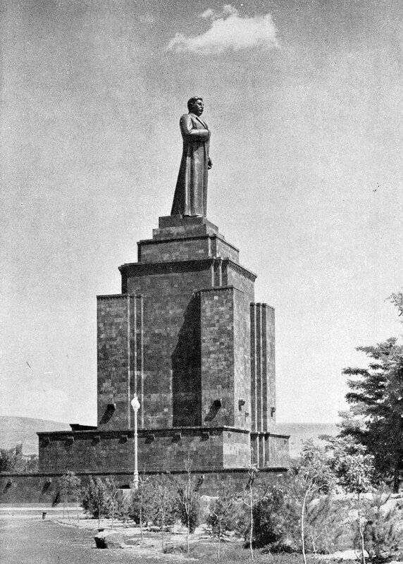 Монумент ''Победа'' (''И.В. Сталин''), 1950.  Архитектор Р. С. Исраелян.Медь, черный туф. Высота фигуры - 16,5 м. Общая высота - 50 м.Демонтирован в 1962 году