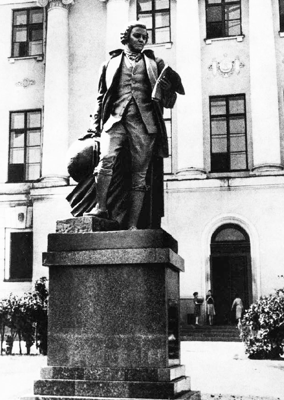 Памятник М.В. Ломоносову, 1944. Гипс тонированный.Территория Московского университета на Моховой.В 1957 году заменен памятником, выполненным И.И. Козловским.Фото из книги: ''С.Д. Меркуров. Воспоминания...'', М., Kremlin Multimedia, 2012