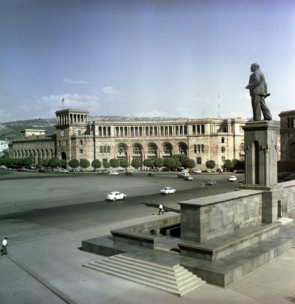 Памятник В.И. Ленину, 1940. Кованая медь, высота фигуры 7 м.Архитекторы Н.Ф. Паремузова и Л.С. Вартанов. Ереван, Армения.Снесен в 1991 году. Фото РИА Новости