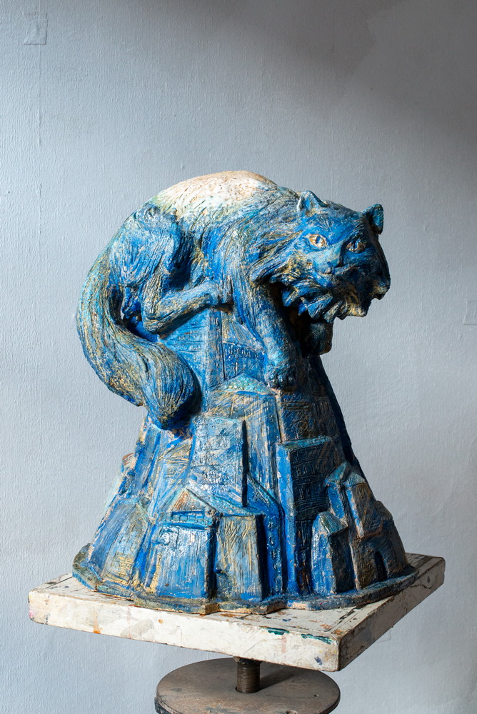 Наталия Мещанинова. "Ночной кот", 2008. Шамот, ангобы, глазури, люстры, золото,  50х40х45 см. Фото из архива Наталии Мещаниновой