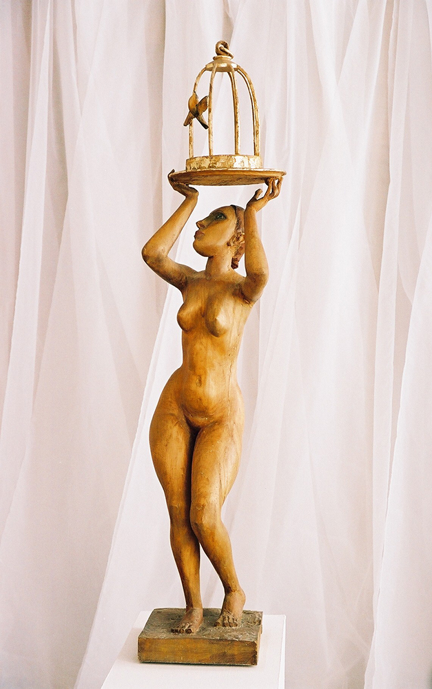''Птиц на волю отпущение'', 2002.Дерево, золочение, 148х38х32 см