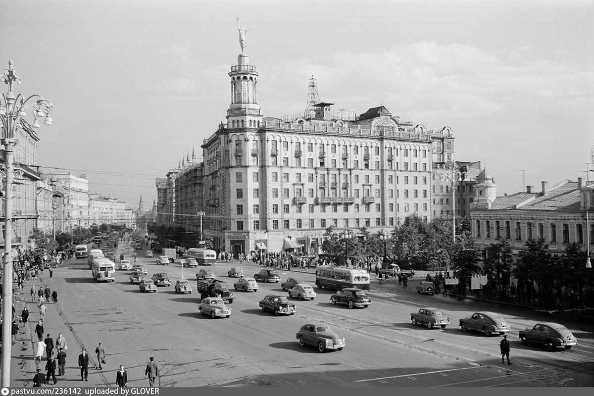 Георгий Мотовилов. ''Женская статуя'' (другое название – ''Балерина''), 1940. Бетон. Архитектор А.Г. Мордвинов.Тверская, 17, Москва. Демонтирована в 1958