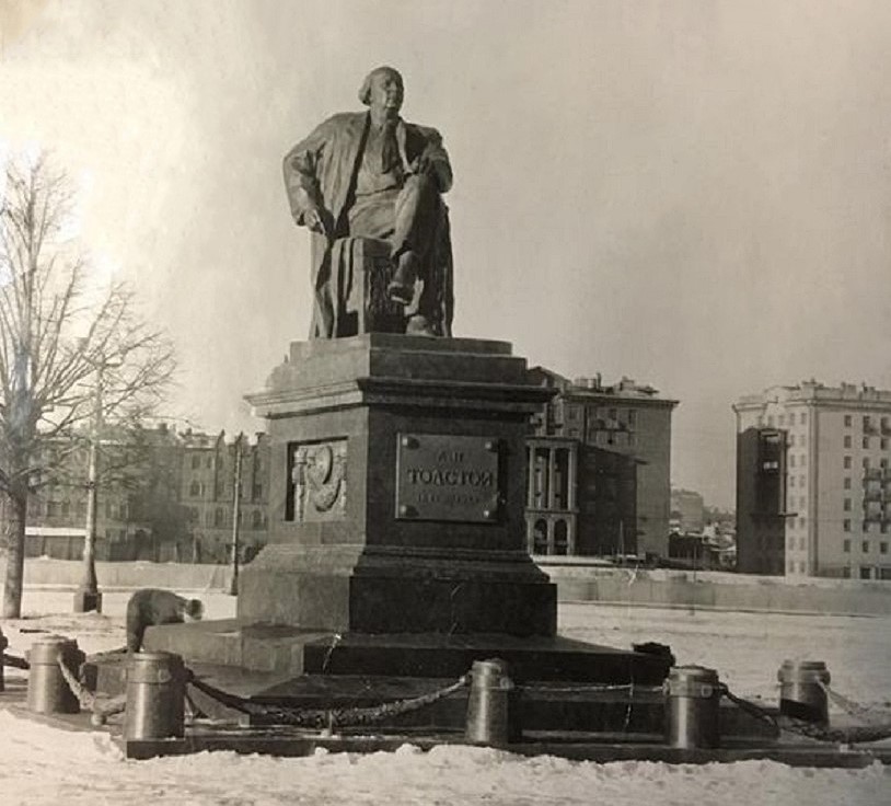 Памятник писателю А.Н. Толстому на Крымской набережной в Москве, 1947. Бронза, гранит.Архитектор Л.М. Поляков. Фото из архива семьи Мотовиловых-Комовых 