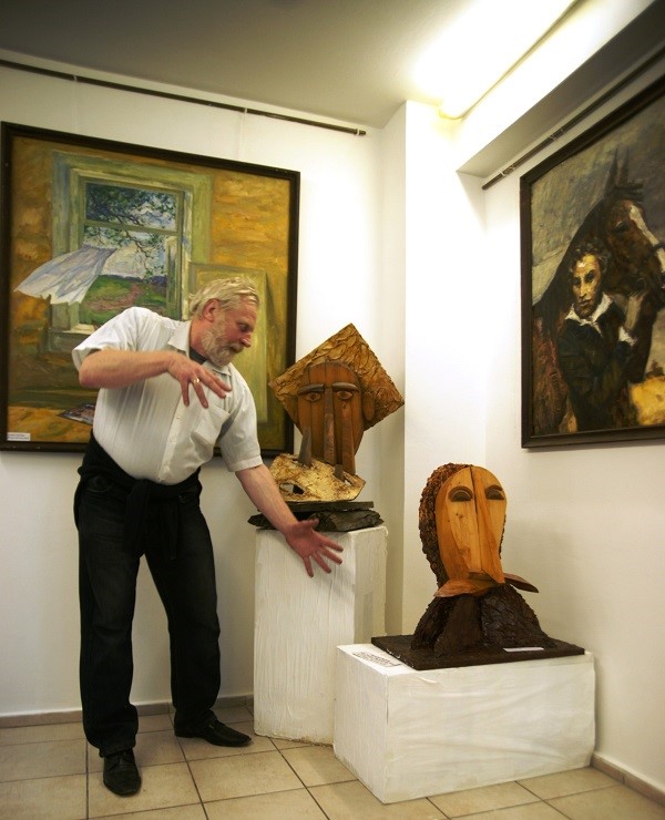 Скульптор Николай Наумов на выставке своих работ. Фото из архива скульптора