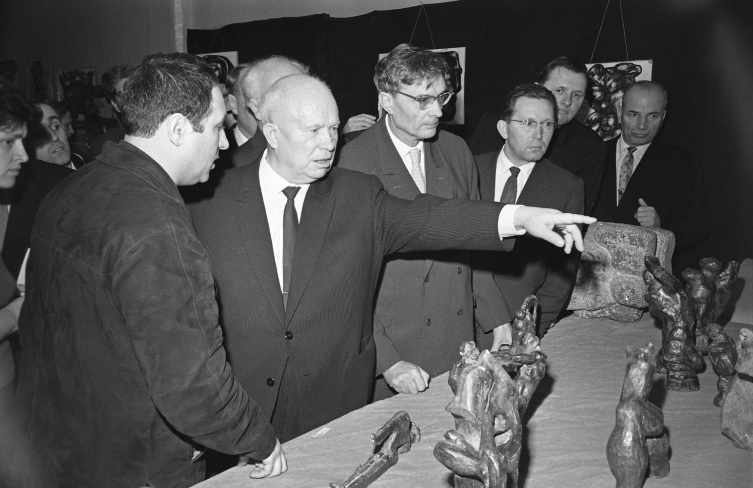 Скульптор Эрнст Неизвестный (cлева) и Первый секретарь ЦК КПСС Никита Хрущёв на выставке в Манеже в 1962 году.Фото Александра Устинова