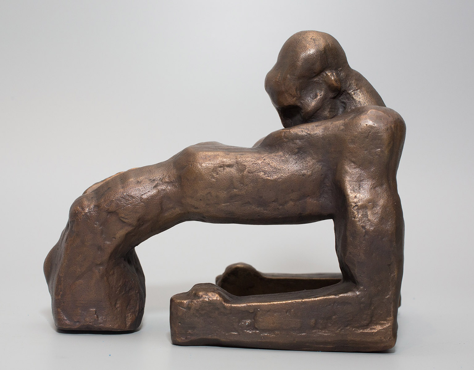 "Раненый солдат", 1962. Из серии "Война - это". Бронза, 15х18х10,5 см.Свердловский областной краеведческий музей имени О.Е. Клера.Фото: Художественный музей Эрнста Неизвестного  