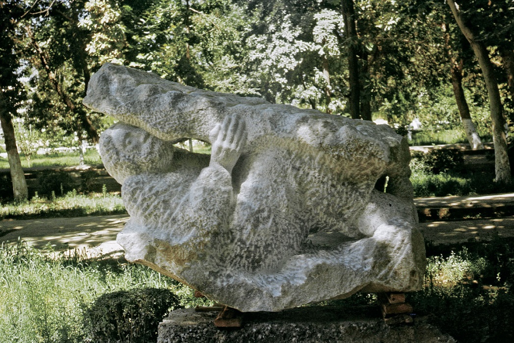 Игорь Новиков. "Выживший", 1998. Камень. Бухара, Узбекистан. Фото: "Игорь Новиков. Скульптура". Каталог выставки в РАХ, М., 2022