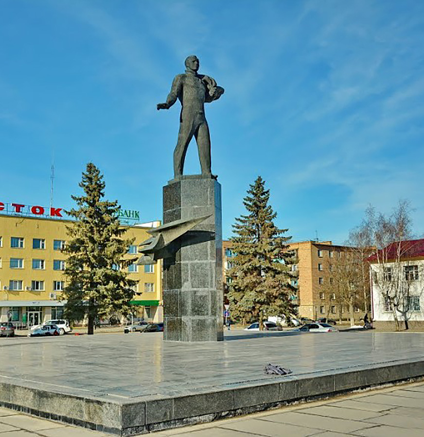 Юрий Орехов. Памятник  Ю.А. Гагарину (ракурс), 1974. Бронза, гранит, высота 15 м. Архитекторы В.А. Петербуржцев, А.В. Степанов. Гагарин, Смоленская область. Фото: mixyfotos.ru 