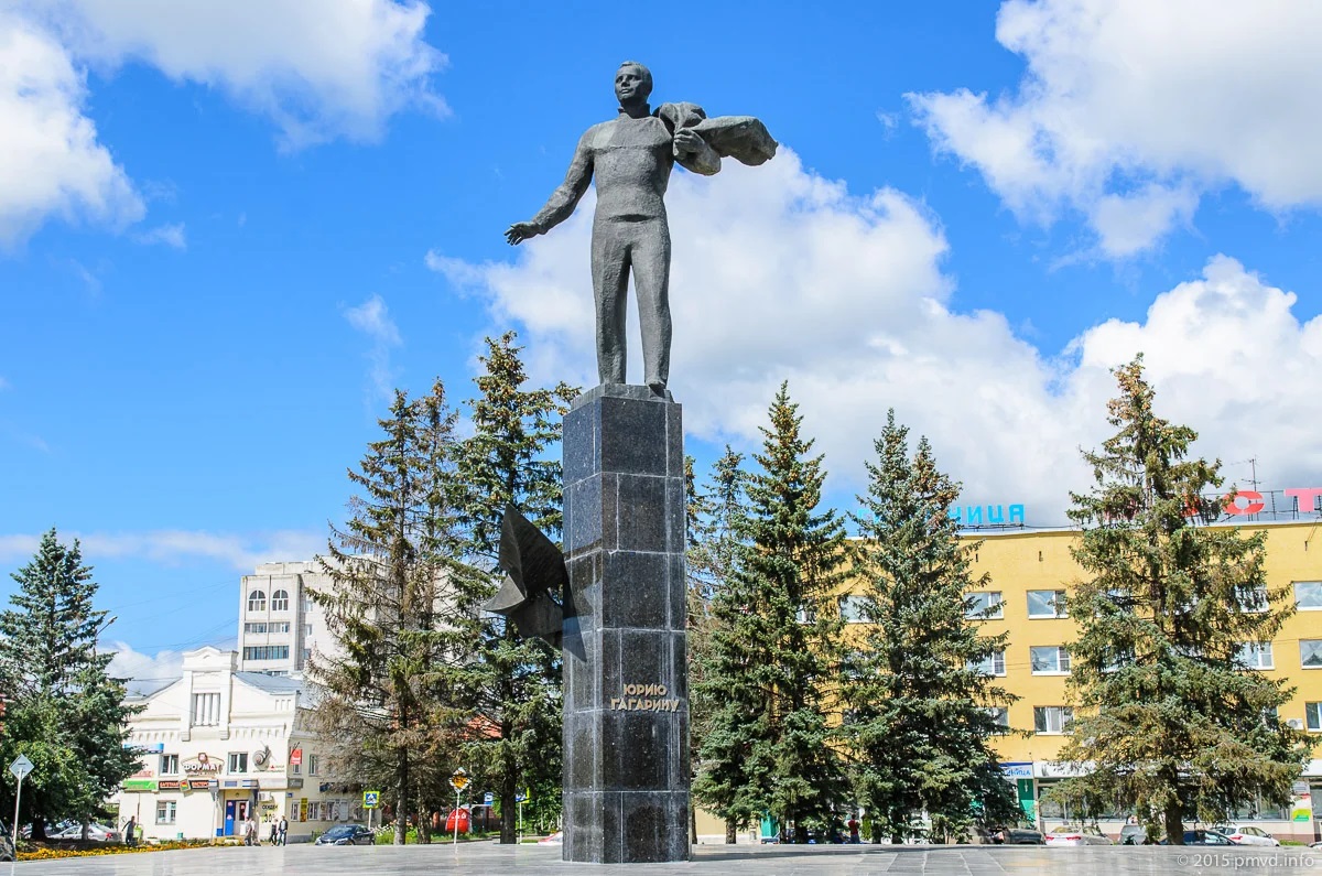 Юрий Орехов. Памятник  Ю.А. Гагарину, 1974. Бронза, гранит, высота 15 м. Архитекторы В.А. Петербуржцев, А.В. Степанов. Гагарин, Смоленская область. Фото: сайт "Записки путешественника"