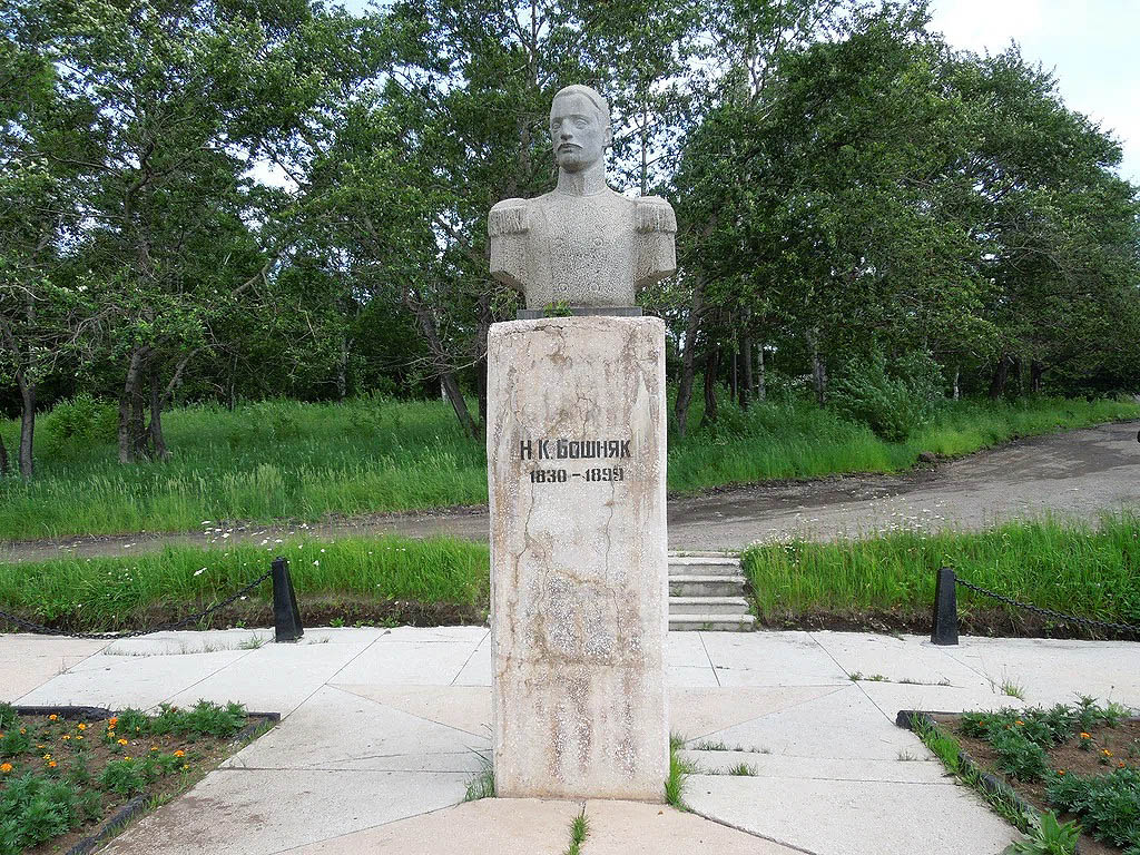 Юрий Орехов. Памятник моряку, исследователю Дальнего Востока Н.К. Бошняку, 1973. Гранит, бронза, высота фигуры 130 см. На постаменте располагалась доска из медного листа, 56x91 см, со схематичной картой гавани, изображением парусника и розы ветров. К 2000-м утрачена. Советская Гавань, Хабаровский край