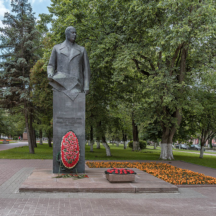 Юрий Орехов. Памятник Маршалу Советского Союза Федору Толбухину, 1972. Бронза, камень, высота 450 см. Архитектор Э.И. Хидиров. Ярославль. Фото Эдуарда Косарева