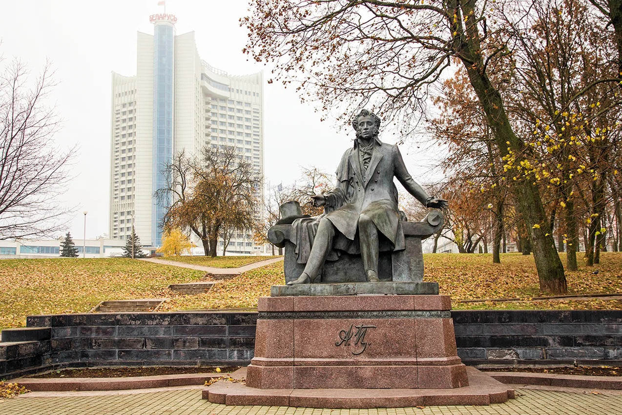 Юрий Орехов. Памятник А.С. Пушкину, 1999. Бронза, гранит, высота 450 см. Совместно с Г.Ю. Ореховым. Архитектор Ю.П. Григорьев. Минск, Белоруссия