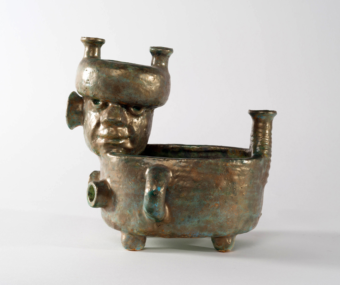Валерия Семенова. ''Поэтесса Галина'', 1995. Декоративная ваза. Керамика, 26х26х19 см.Фото Дмитрия Фомина