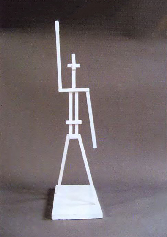 Игорь Шелковский. "Стоящий с поднятой рукой", 2000. Дерево, краска, 60х24х15 см. Фото: каталог "Игорь Шелковский", Мультимедийный комплекс актуальных искусств, М., 2013 