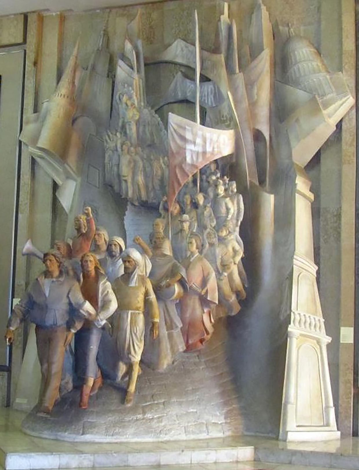 Александр Шенгелия. "Антивоенная демонстрация", 1987-1988. Гипс, роспись 5 м. Национальный культурный центр "Казань", Татария. Фото из архива Александра Шенгелии