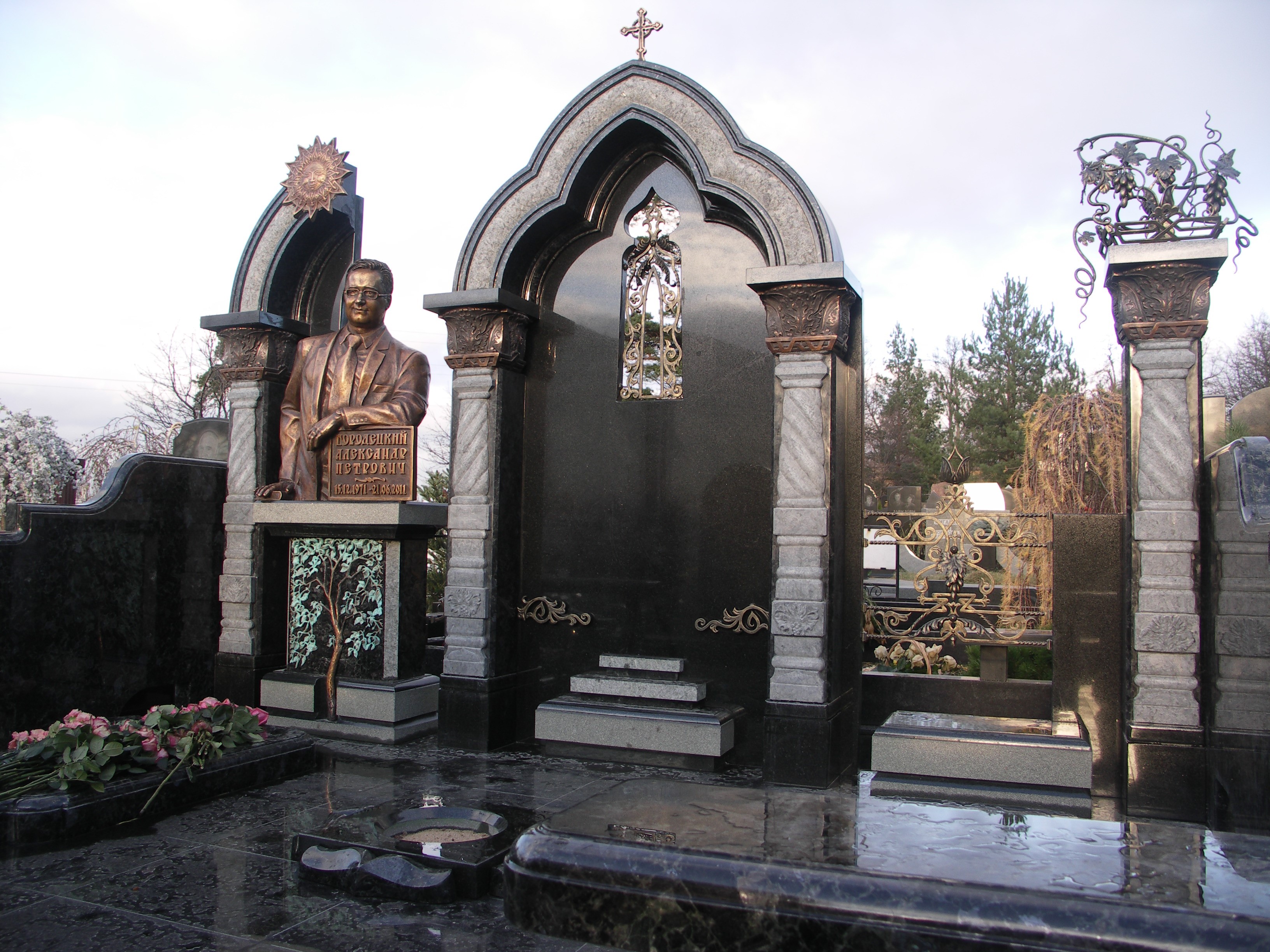 Александр Шенгелия. Мемориал А.П. Городецкого, 2013. Гранит, бронза, 250х400х220 см. Троекуровское кладбище, Москва. Фото из архива Александра Шенгелии