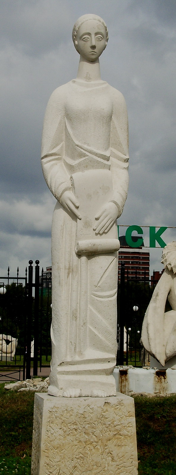 Сергей Смуров. "Клио", 2003. Камень, 200х47х29 см. Парк искусств "Музеон", Москва. Фото из архива Сергея Смурова