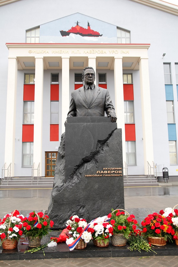 Виктория Тищенко. Памятник академику Н.П. Лавёрову, 2020. Бронза, гранит, высота 350 см. Фото из архива Виктории Тищенко 