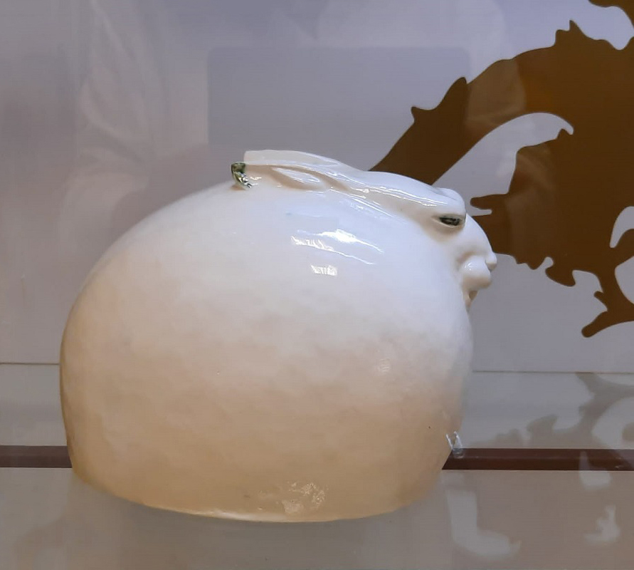 ''Заяц'', 2022. Фарфор, высота 20 см