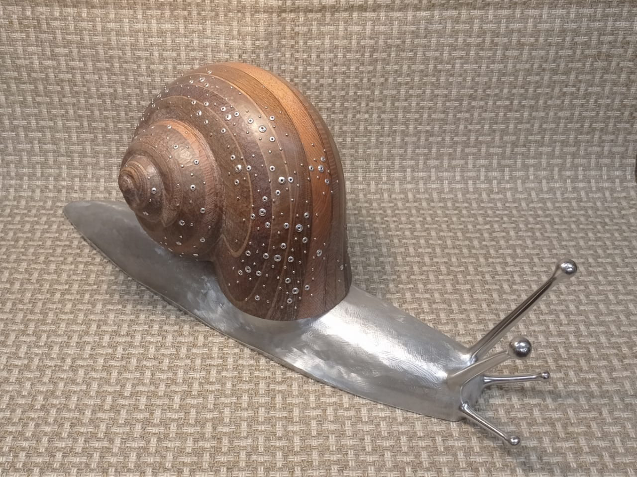 ''Улитка'', 2025. Дерево, алюминий, 22х54х17 см
