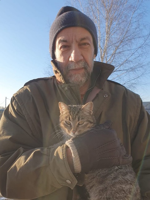 Скульптор Дмитрий Воронин с приходящей  кошкой Настей. Фото из архива Дмитрия Воронина