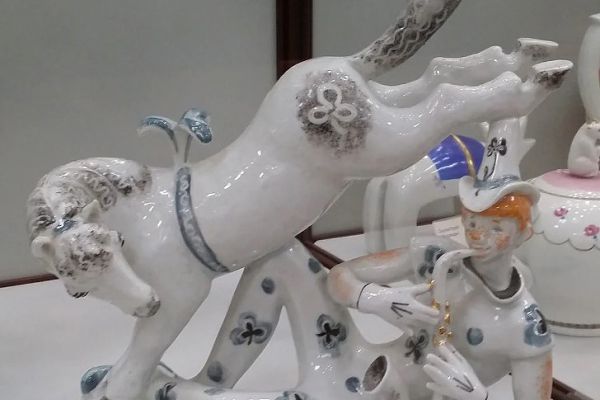 1968-kloun-i-poni-iz-syuity-tsirk-1968-avtor-formy-i-rospisi-farfor-rospis-podglazunrnaya-i-nadglazurnaya-pozolota-vysota-30-5-sm-muzej-dulevskogo-farfora-moskovskaya-oblast-foto-dzen-ru71A23DA6-D834-21B4-AE23-90A5D1CB1F7B.jpg