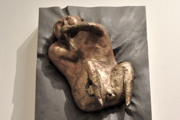 Виктор Корнеев. Из серии ''Давление'', 2003. Рельеф. Бронза дерево, 30х40х15 см. Фото из архива Виктора Корнеева 