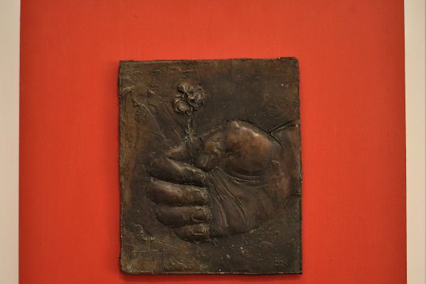 Виктор Корнеев. Из серии ''Наброски'', 2017. Бронза, 40х40х5 см. Фото из архива Виктора Корнеева