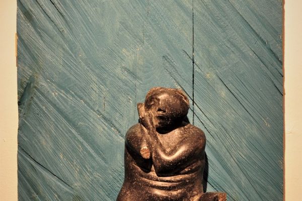 Виктор Корнеев. ''Пытаясь вспомнить'' (фрагмент), 2003. Из скульптурной композиции с одной фигурой и 7 рельефами. Дерево, камень, 50х70х20 см. Фото из архива Виктора Корнеева