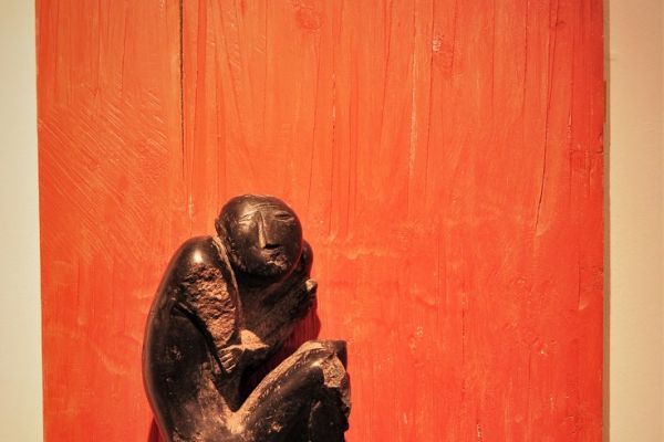 Виктор Корнеев. ''Пытаясь вспомнить'' (фрагмент), 2003. Из скульптурной композиции с одной фигурой и 7 рельефами. Дерево, камень, 50х70х20 см. Фото из архива Виктора Корнеева