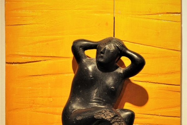 Виктор Корнеев. ''Пытаясь вспомнить'' (фрагмент), 2003. Из скульптурной композиции с одной фигурой и 7 рельефами. Дерево, камень, 50х70х20 см. Фото из архива Виктора Корнеева