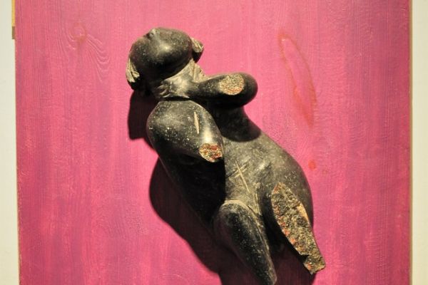 Виктор Корнеев. ''Пытаясь вспомнить'' (фрагмент), 2003. Из скульптурной композиции с одной фигурой и 7 рельефами. Дерево, камень, 50х70х20 см. Фото из архива Виктора Корнеева