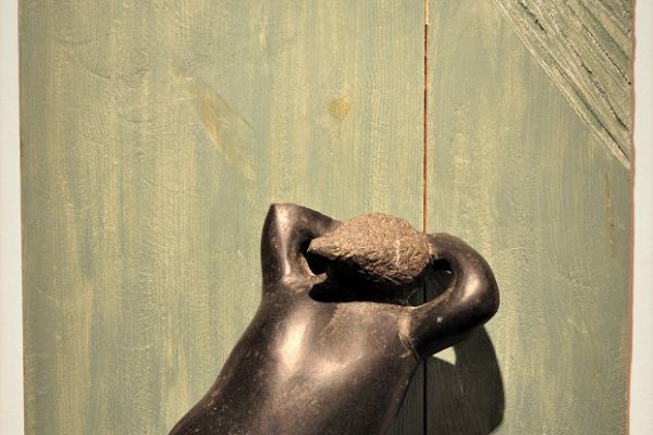 Виктор Корнеев. ''Пытаясь вспомнить'' (фрагмент), 2003. Из скульптурной композиции с одной фигурой и 7 рельефами. Дерево, камень, 50х70х20 см. Фото из архива Виктора Корнеева