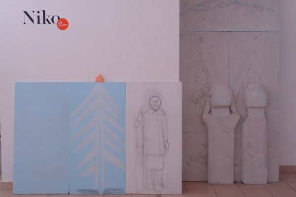 Анатолий Комелин. Автопортрет с ушедшими родителями, 2021. Высота 120 см. Фрагмент экспозиции выставки ''Вспоминая родителей''. Галерея ''Нико'', Москва. Фото из архива А. Комелина