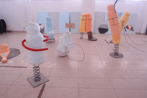 Анатолий Комелин. Играющие дети, 2021. Фрагмент экспозиции выставки ''Вспоминая родителей''. Галерея ''Нико'', Москва. Фото из архива А. Комелина