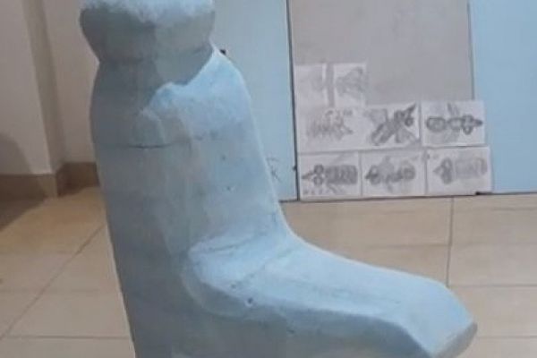 Анатолий Комелин. Мальчик на самокате, 2021. Высота 135 см. Фрагмент экспозиции выставки ''Вспоминая родителей''. Галерея ''Нико'', Москва. Фото из архива А. Комелина
