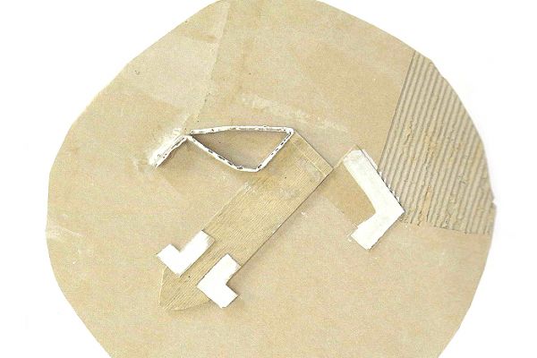 Анатолий Комелин. Лягушка, 2012. Картон, диаметр 40 см. Фото из альбома ''Анатолий Комелин. В мастерской'', Москва, 2018