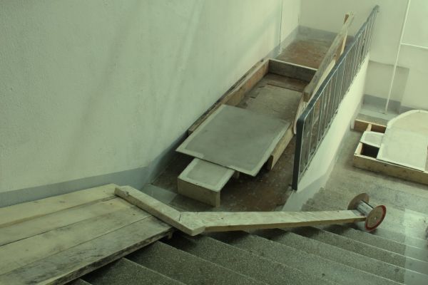 Анатолий Комелин. Проект ''И упали на лица свои'', 2011. Строительный колледж № 30, Москва. Фото из архива А. Комелина