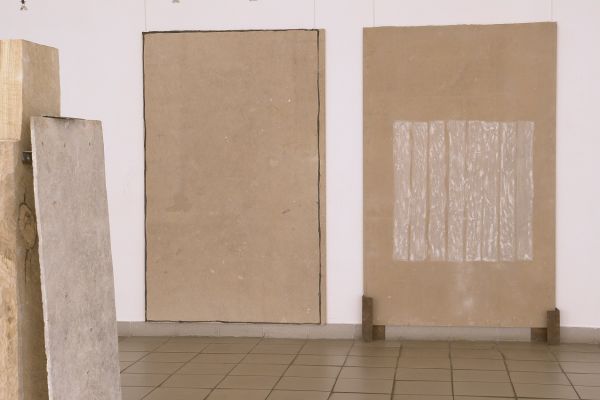 Анатолий Комелин. Мироносицы , 2007-2009. Фрагмент экспозиции. Камень жесть, доски, металл, оргалит, белила. Варианты экспозиции в залах МГВЗ ''Новый Манеж'' и ЦСИ ''М’АРС''. Фото из архива А. Комелина