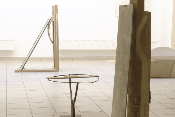 Анатолий Комелин. Мироносицы , 2007-2009. Фрагмент экспозиции. Камень жесть, доски, металл, оргалит, белила. Варианты экспозиции в залах МГВЗ ''Новый Манеж'' и ЦСИ ''М’АРС''. Фото из архива А. Комелина