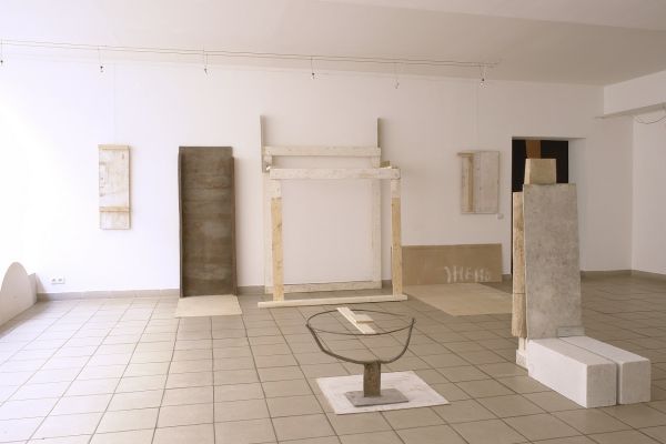 Анатолий Комелин. Мироносицы , 2007-2009. Фрагмент экспозиции. Камень жесть, доски, металл, оргалит, белила. Варианты экспозиции в залах МГВЗ ''Новый Манеж'' и ЦСИ ''М’АРС''. Фото из архива А. Комелина