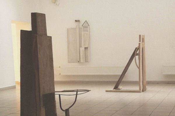 Анатолий Комелин. Мироносицы , 2007-2009. Фрагмент экспозиции. Камень жесть, доски, металл, оргалит, белила. Варианты экспозиции в залах МГВЗ ''Новый Манеж'' и ЦСИ ''М’АРС''. Фото из архива А. Комелина