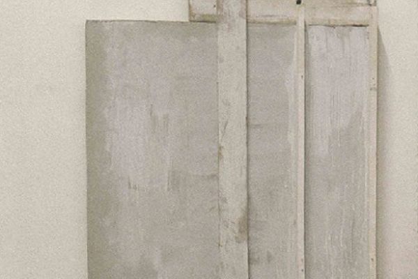 Анатолий Комелин. Мироносицы , 2007-2009. Фрагмент экспозиции. Камень жесть, доски, металл, оргалит, белила. Варианты экспозиции в залах МГВЗ ''Новый Манеж'' и ЦСИ ''М’АРС''. Фото из альбома ''Анатолий Комелин. Знаки бытия. Москва, М-Сканрус, 2014