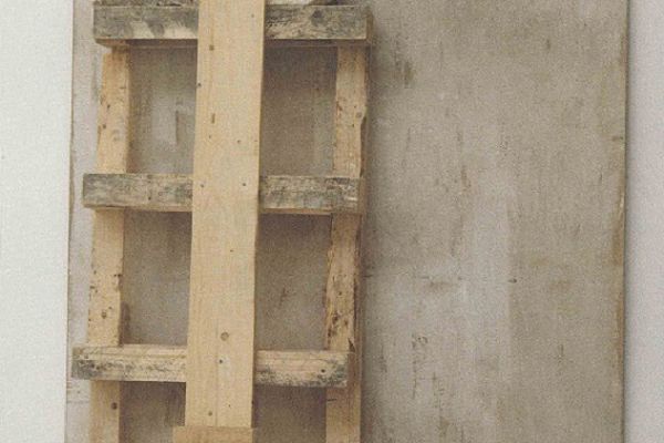 Анатолий Комелин. Мироносицы , 2007-2009. Фрагмент экспозиции. Камень жесть, доски, металл, оргалит, белила. Варианты экспозиции в залах МГВЗ ''Новый Манеж'' и ЦСИ ''М’АРС''. Фото из альбома ''Анатолий Комелин. Знаки бытия. Москва, М-Сканрус, 2014