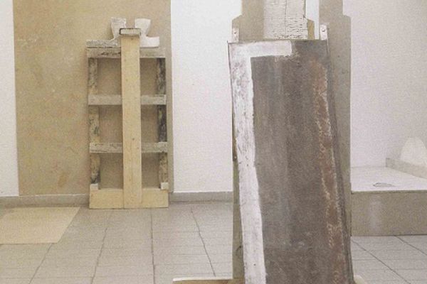 Анатолий Комелин. Мироносицы , 2007-2009. Фрагмент экспозиции. Камень жесть, доски, металл, оргалит, белила. Варианты экспозиции в залах МГВЗ ''Новый Манеж'' и ЦСИ ''М’АРС''. Фото из альбома ''Анатолий Комелин. Знаки бытия. Москва, М-Сканрус, 2014