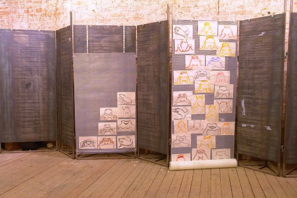 Анатолий Комелин. Лягушки. Фрагмент экспозиции. Выставка ''На холмах'', 2015-2016. Павильон ''Руина'', Музей архитектуры имени А.В. Щусева, Москва. Фото из архива А. Комелина